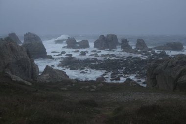 Kayalık peyzaj çeşitliliği açısından bir ada turu neler sunabilir. Bretagne (Fransa 'nın batısı); aşınmış kaya oluşumlarına odaklanma.