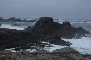 Kayalık peyzaj çeşitliliği açısından bir ada turu neler sunabilir. Bretagne (Fransa 'nın batısı); aşınmış kaya oluşumlarına odaklanma.