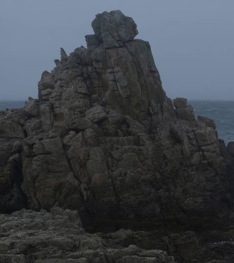 Kayalık peyzaj çeşitliliği açısından bir ada turu neler sunabilir. Bretagne (Fransa 'nın batısı); aşınmış kaya oluşumlarına odaklanma.
