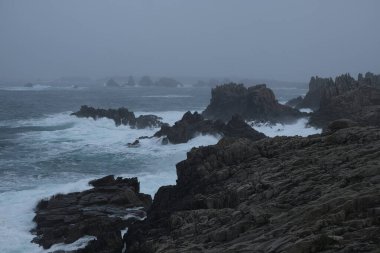 Kayalık peyzaj çeşitliliği açısından bir ada turu neler sunabilir. Bretagne (Fransa 'nın batısı); aşınmış kaya oluşumlarına odaklanma.
