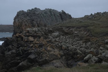 Kayalık peyzaj çeşitliliği açısından bir ada turu neler sunabilir. Bretagne (Fransa 'nın batısı); aşınmış kaya oluşumlarına odaklanma.