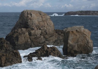 Kayalık peyzaj çeşitliliği açısından bir ada turu neler sunabilir. Bretagne (Fransa 'nın batısı); aşınmış kaya oluşumlarına odaklanma.