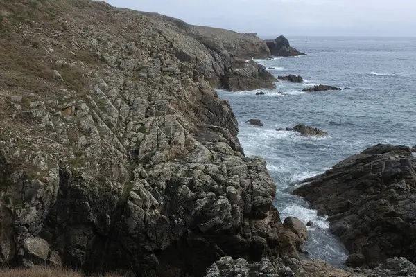 Kayalık peyzaj çeşitliliği açısından bir ada turu neler sunabilir. Bretagne (Fransa 'nın batısı); aşınmış kaya oluşumlarına odaklanma.