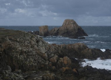 Kayalık peyzaj çeşitliliği açısından bir ada turu neler sunabilir. Bretagne (Fransa 'nın batısı); aşınmış kaya oluşumlarına odaklanma.