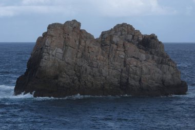 Kayalık peyzaj çeşitliliği açısından bir ada turu neler sunabilir. Bretagne (Fransa 'nın batısı); aşınmış kaya oluşumlarına odaklanma.