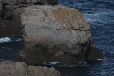 Kayalık peyzaj çeşitliliği açısından bir ada turu neler sunabilir. Bretagne (Fransa 'nın batısı); aşınmış kaya oluşumlarına odaklanma.