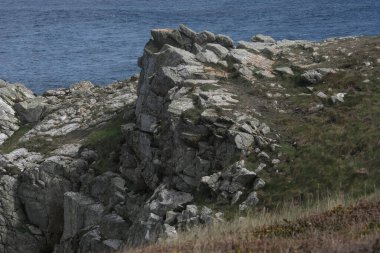 Kayalık peyzaj çeşitliliği açısından bir ada turu neler sunabilir. Bretagne (Fransa 'nın batısı); aşınmış kaya oluşumlarına odaklanma.