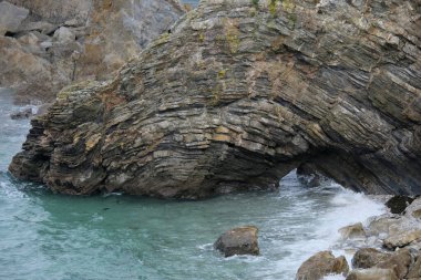 Fransız kıyılarında doğal çeşitlilik gözlemlendi, Bretagne (ülkenin batısında); aşınmış kaya oluşumlarına odaklandı.