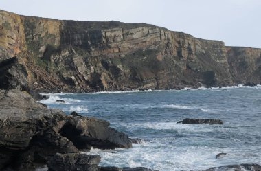 Fransız kıyılarında doğal çeşitlilik gözlemlendi, Bretagne (ülkenin batısında); aşınmış kaya oluşumlarına odaklandı.
