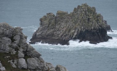 Fransız kıyılarında doğal çeşitlilik gözlemlendi, Bretagne (ülkenin batısında); aşınmış kaya oluşumlarına odaklandı.