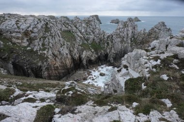 Fransız kıyılarında doğal çeşitlilik gözlemlendi, Bretagne (ülkenin batısında); aşınmış kaya oluşumlarına odaklandı.