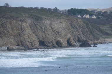 Fransız kıyılarında doğal çeşitlilik gözlemlendi, Bretagne (ülkenin batısında); aşınmış kaya oluşumlarına odaklandı.