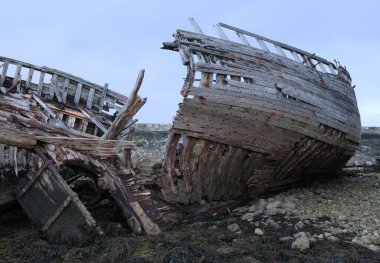 Zamanla yıpranmış terk edilmiş tekneler. Camaret-sur-Mer, Fransa. Sabahın erken saatlerinde bulutlu. Dış görünüş.