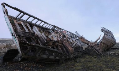 Zamanla yıpranmış terk edilmiş tekneler. Camaret-sur-Mer, Fransa. Sabahın erken saatlerinde bulutlu. Dış görünüş.