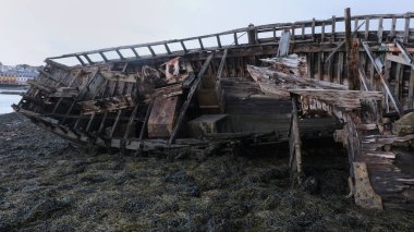 Zamanla yıpranmış terk edilmiş tekneler. Camaret-sur-Mer, Fransa. Sabahın erken saatlerinde bulutlu. Dış görünüş.