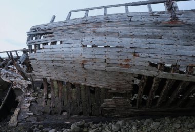 Zamanla yıpranmış terk edilmiş tekneler. Camaret-sur-Mer, Fransa. Sabahın erken saatlerinde bulutlu. Dış görünüş.