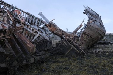 Zamanla yıpranmış terk edilmiş tekneler. Camaret-sur-Mer, Fransa. Sabahın erken saatlerinde bulutlu. Dış görünüş.