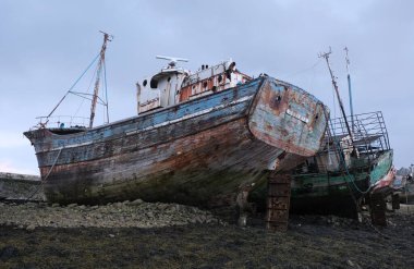 Zamanla yıpranmış terk edilmiş tekneler. Camaret-sur-Mer, Fransa. Sabahın erken saatlerinde bulutlu. Dış görünüş.