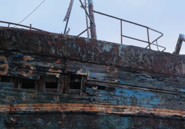 Zamanla yıpranmış terk edilmiş tekneler. Camaret-sur-Mer, Fransa. Sabahın erken saatlerinde bulutlu. Dış görünüş.