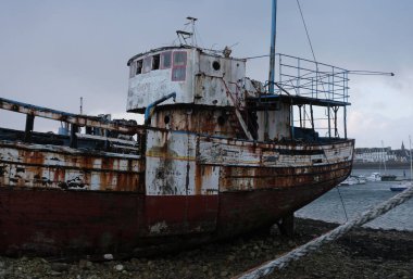 Zamanla yıpranmış terk edilmiş tekneler. Camaret-sur-Mer, Fransa. Sabahın erken saatlerinde bulutlu. Dış görünüş.