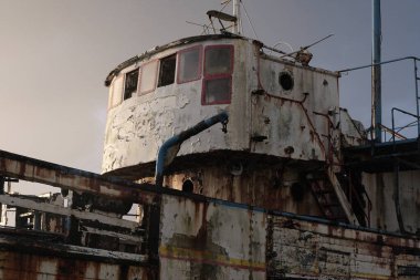Zamanla yıpranmış terk edilmiş tekneler. Camaret-sur-Mer, Fransa. Sabahın erken saatlerinde bulutlu. Dış görünüş.