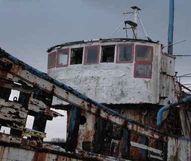 Zamanla yıpranmış terk edilmiş tekneler. Camaret-sur-Mer, Fransa. Sabahın erken saatlerinde bulutlu. Dış görünüş.