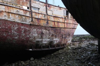 Zamanla yıpranmış terk edilmiş tekneler. Camaret-sur-Mer, Fransa. Sabahın erken saatlerinde bulutlu. Dış görünüş.