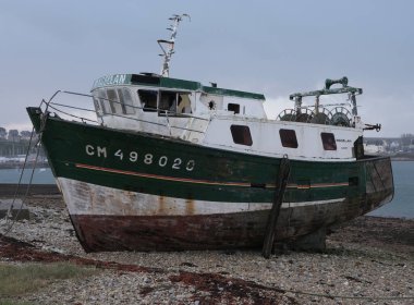 Zamanla yıpranmış terk edilmiş tekneler. Camaret-sur-Mer, Fransa. Sabahın erken saatlerinde bulutlu. Dış görünüş.