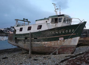 Zamanla yıpranmış terk edilmiş tekneler. Camaret-sur-Mer, Fransa. Sabahın erken saatlerinde bulutlu. Dış görünüş.