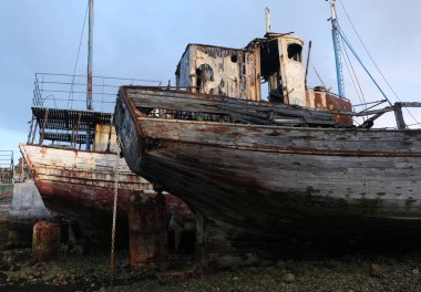 Zamanla yıpranmış terk edilmiş tekneler. Camaret-sur-Mer, Fransa. Sabahın erken saatlerinde bulutlu. Dış görünüş.