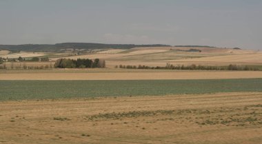 Çeşitli tarlalar, geniş topraklar ve vadiler. İlginç renkler, çizgiler ve dokularla. Fransa 'da vuruldu..