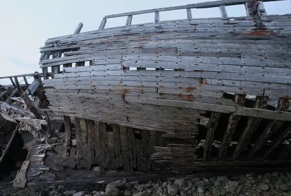 Zamanla yıpranmış terk edilmiş tekneler. Camaret-sur-Mer, Fransa. Sabahın erken saatlerinde bulutlu. Dış görünüş.