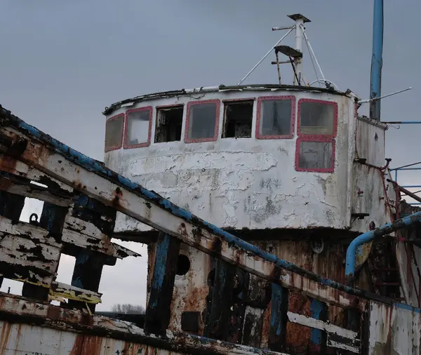 Zamanla yıpranmış terk edilmiş tekneler. Camaret-sur-Mer, Fransa. Sabahın erken saatlerinde bulutlu. Dış görünüş.