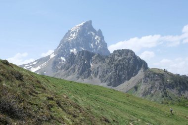 Pireneler, Fransa 'da bulunan doğal çeşitlilik. Yükseklikte tırmanırken gözlemlenen bitki katmanlarının çeşitliliği.