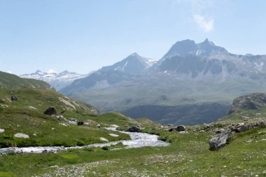 Alpler vadileri. Çoğunlukla Vanoise Vadisi, Fransa 'da çekildi. 7 günlük yürüyüş mesafesinde çekilmiş.. 
