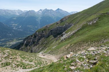 Alpler vadileri. Çoğunlukla Vanoise Vadisi, Fransa 'da çekildi. 7 günlük yürüyüş mesafesinde çekilmiş.. 