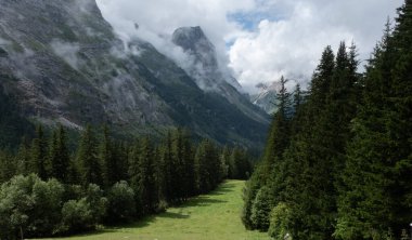 Alpler vadileri. Çoğunlukla Vanoise Vadisi, Fransa 'da çekildi. 7 günlük yürüyüş mesafesinde çekilmiş.. 