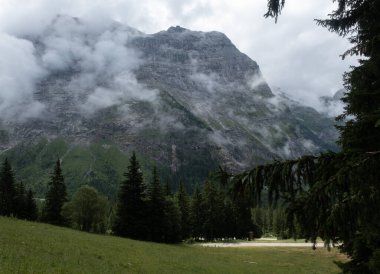 Alpler vadileri. Çoğunlukla Vanoise Vadisi, Fransa 'da çekildi. 7 günlük yürüyüş mesafesinde çekilmiş.. 