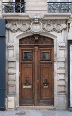 İlginç bir kapı tasarımı, güzel şekiller ve malzemelerle. Paris 'te çekilmiş..