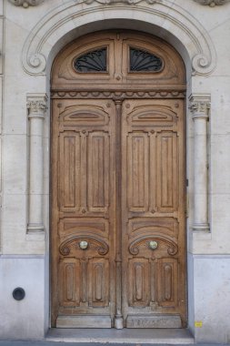 İlginç bir kapı tasarımı, güzel şekiller ve malzemelerle. Paris 'te çekilmiş..