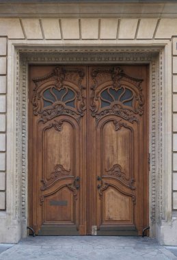 İlginç bir kapı tasarımı, güzel şekiller ve malzemelerle. Paris 'te çekilmiş..