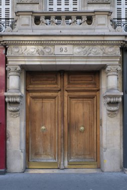 İlginç bir kapı tasarımı, güzel şekiller ve malzemelerle. Paris 'te çekilmiş..