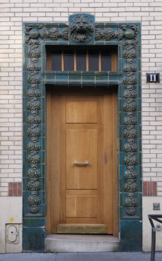 İlginç bir kapı tasarımı, güzel şekiller ve malzemelerle. Paris 'te çekilmiş..