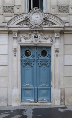 İlginç bir kapı tasarımı, güzel şekiller ve malzemelerle. Paris 'te çekilmiş..
