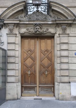 İlginç bir kapı tasarımı, güzel şekiller ve malzemelerle. Paris 'te çekilmiş..