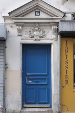 İlginç bir kapı tasarımı, güzel şekiller ve malzemelerle. Paris 'te çekilmiş..