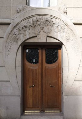 İlginç bir kapı tasarımı, güzel şekiller ve malzemelerle. Paris 'te çekilmiş..