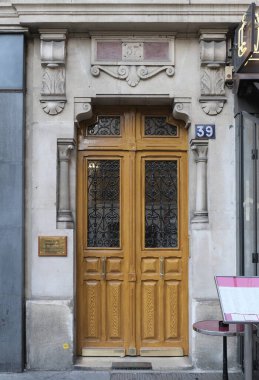 İlginç bir kapı tasarımı, güzel şekiller ve malzemelerle. Paris 'te çekilmiş..