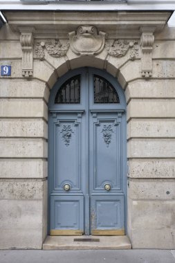 İlginç bir kapı tasarımı, güzel şekiller ve malzemelerle. Paris 'te çekilmiş..