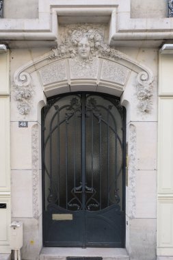 İlginç bir kapı tasarımı, güzel şekiller ve malzemelerle. Paris 'te çekilmiş..